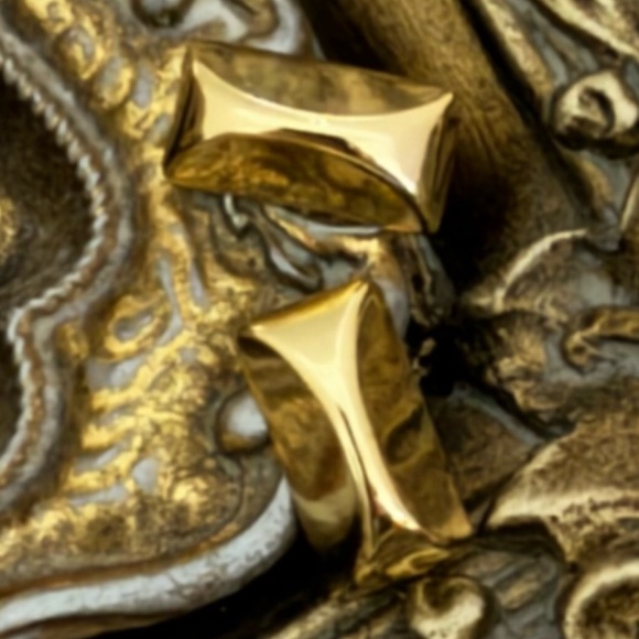 KATE SPADE • Gold Sliced Scalloped Earrings - Picture 3 of 3